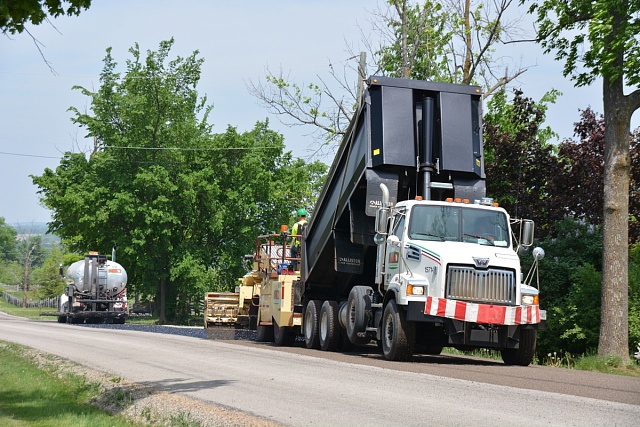 Chip Seal - покрытие для асфальта, которое состоит из слоя битумного вяжущего (горячего или эмульсионного) со слоем заполнителя.